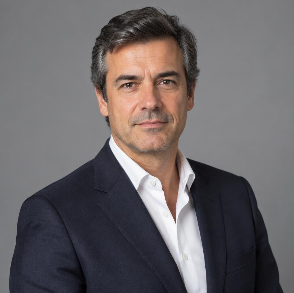 Retrato de um homem português de 40 anos, repórter financeiro, traje de negócios